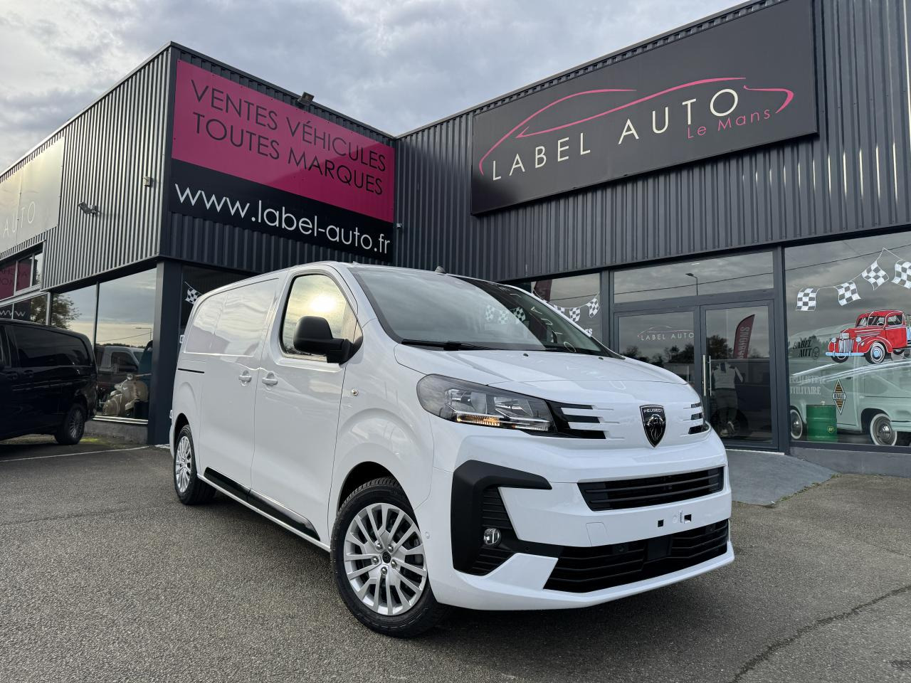 PEUGEOT Expert M 2.0 BlueHDi - 180 S&S - BV EAT8 III FOURGON Fourgon PHASE 2 - Panel van: picture 4 PEUGEOT Expert M 2.0 BlueHDi - 180 S&S - BV EAT8 III FOURGON Fourgon PHASE 2 - Panel van: picture 4