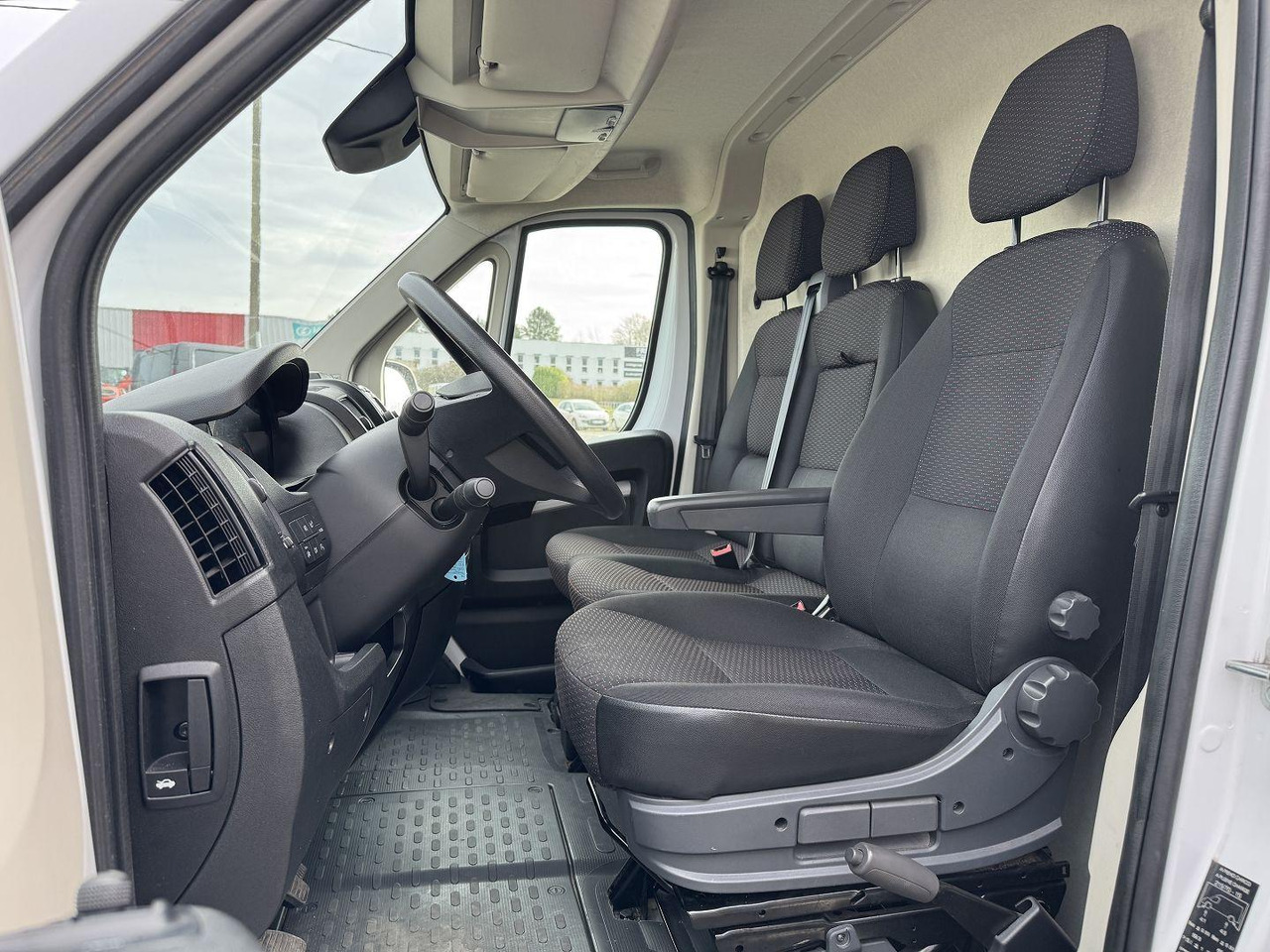 Peugeot Boxer 330 L1H1 2.2 BLUEHDI S&S 140CH ASPHALT - Small van: picture 4 Peugeot Boxer 330 L1H1 2.2 BLUEHDI S&S 140CH ASPHALT - Small van: picture 4