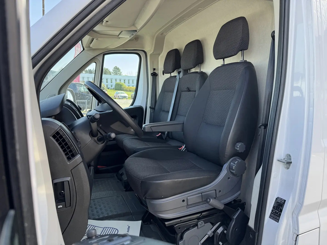 Peugeot Boxer 333 L1H1 2.2 BLUEHDI S&S 140CH ASPHALT - Panel van: picture 4 Peugeot Boxer 333 L1H1 2.2 BLUEHDI S&S 140CH ASPHALT - Panel van: picture 4