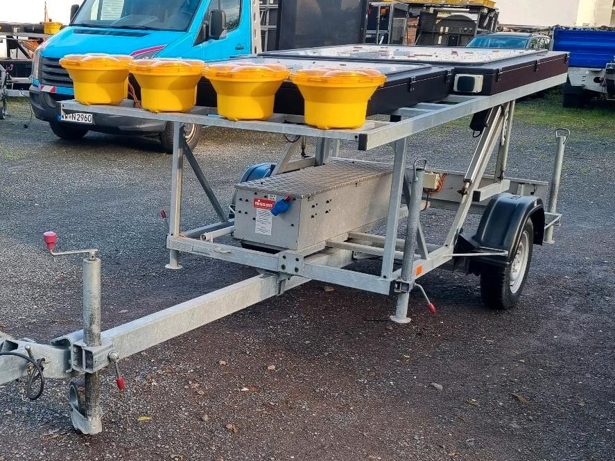 Neuwertige Nissen LED VLT Verkehrsleittafel Verkehrsleitanhänger Verkehrssicherungsanhänger Leitanhänger Leittafel Absperrtafel FAT Verkehrssicherung GPS - Trailer: picture 1 Neuwertige Nissen LED VLT Verkehrsleittafel Verkehrsleitanhänger Verkehrssicherungsanhänger Leitanhänger Leittafel Absperrtafel FAT Verkehrssicherung GPS - Trailer: picture 1