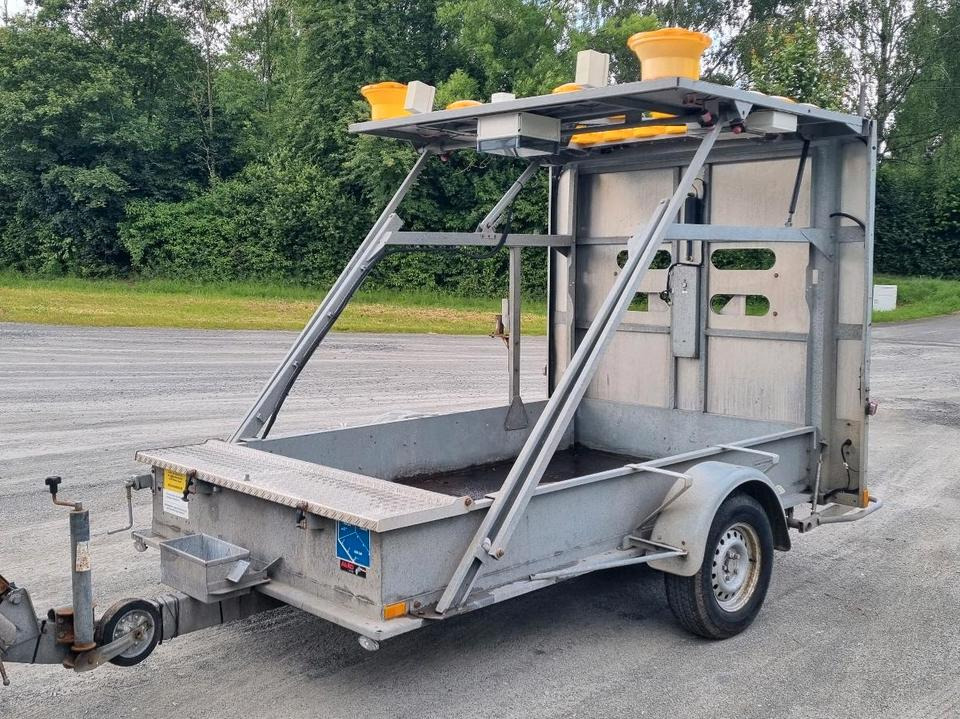 Nissen Absperrtafel 2016 FAT Verkehrsleittafel Verkehrsleitanhänger Verkehrssicherungsanhänger Leitanhänger Leittafel Baustellenabsicherung - Trailer: picture 4 Nissen Absperrtafel 2016 FAT Verkehrsleittafel Verkehrsleitanhänger Verkehrssicherungsanhänger Leitanhänger Leittafel Baustellenabsicherung - Trailer: picture 4