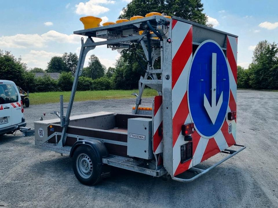 Trailer Nissen Absperrtafel 2022 A31/18 FAT Verkehrsleittafel Verkehrsleitanhänger Verkehrssicherungsanhänger Leitanhänger Leittafel Baustellenabsicherung: picture 1