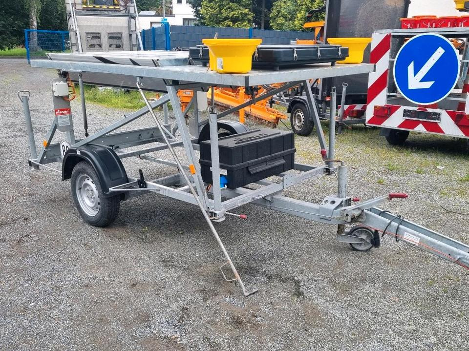 Nissen Fahrbare Vorwarntafel Typ VLT 1-08-70 Verkehrsleittafel Verkehrsleitanhänger Verkehrssicherungsanhänger Leitanhänger Leittafel Absperrtafel FAT - Trailer: picture 2 Nissen Fahrbare Vorwarntafel Typ VLT 1-08-70 Verkehrsleittafel Verkehrsleitanhänger Verkehrssicherungsanhänger Leitanhänger Leittafel Absperrtafel FAT - Trailer: picture 2