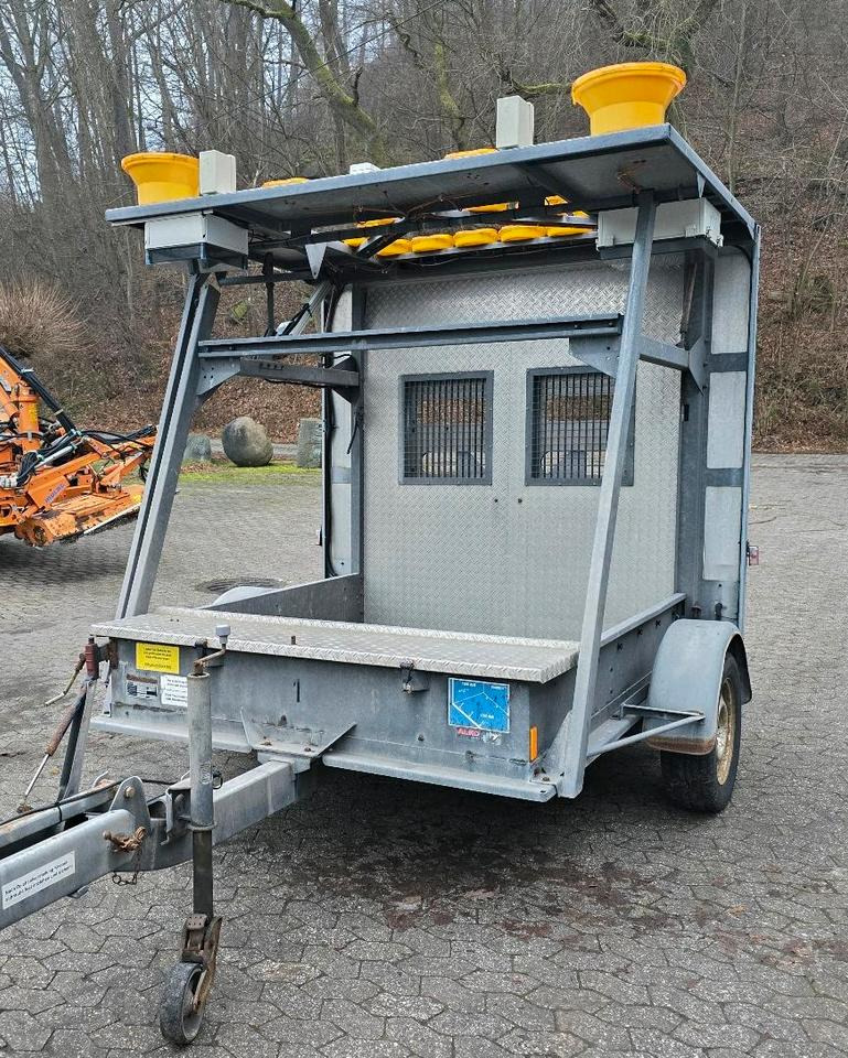 Nissen Mersch LED Absperrtafel FAT Sperrwand Fahrbare Verkehrsleitanhänger Verkehrssicherungsanhänger Verkehrsleittafel Verkehrssicherung Baustellenabsicherung - Trailer: picture 1 Nissen Mersch LED Absperrtafel FAT Sperrwand Fahrbare Verkehrsleitanhänger Verkehrssicherungsanhänger Verkehrsleittafel Verkehrssicherung Baustellenabsicherung - Trailer: picture 1