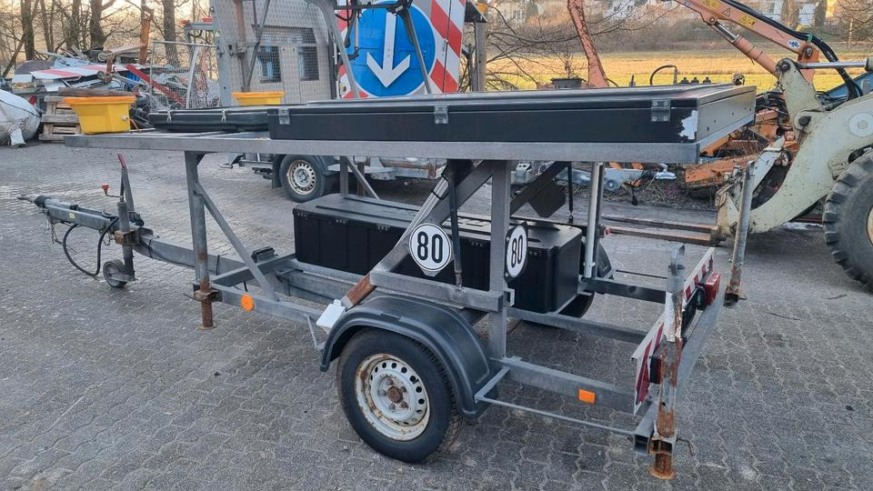 Nissen VLT LED Verkehrsleittafel Verkehrsleitanhänger Verkehrssicherungsanhänger Leitanhänger Leittafel Baustellenabsicherung RSA21 - Trailer: picture 1 Nissen VLT LED Verkehrsleittafel Verkehrsleitanhänger Verkehrssicherungsanhänger Leitanhänger Leittafel Baustellenabsicherung RSA21 - Trailer: picture 1