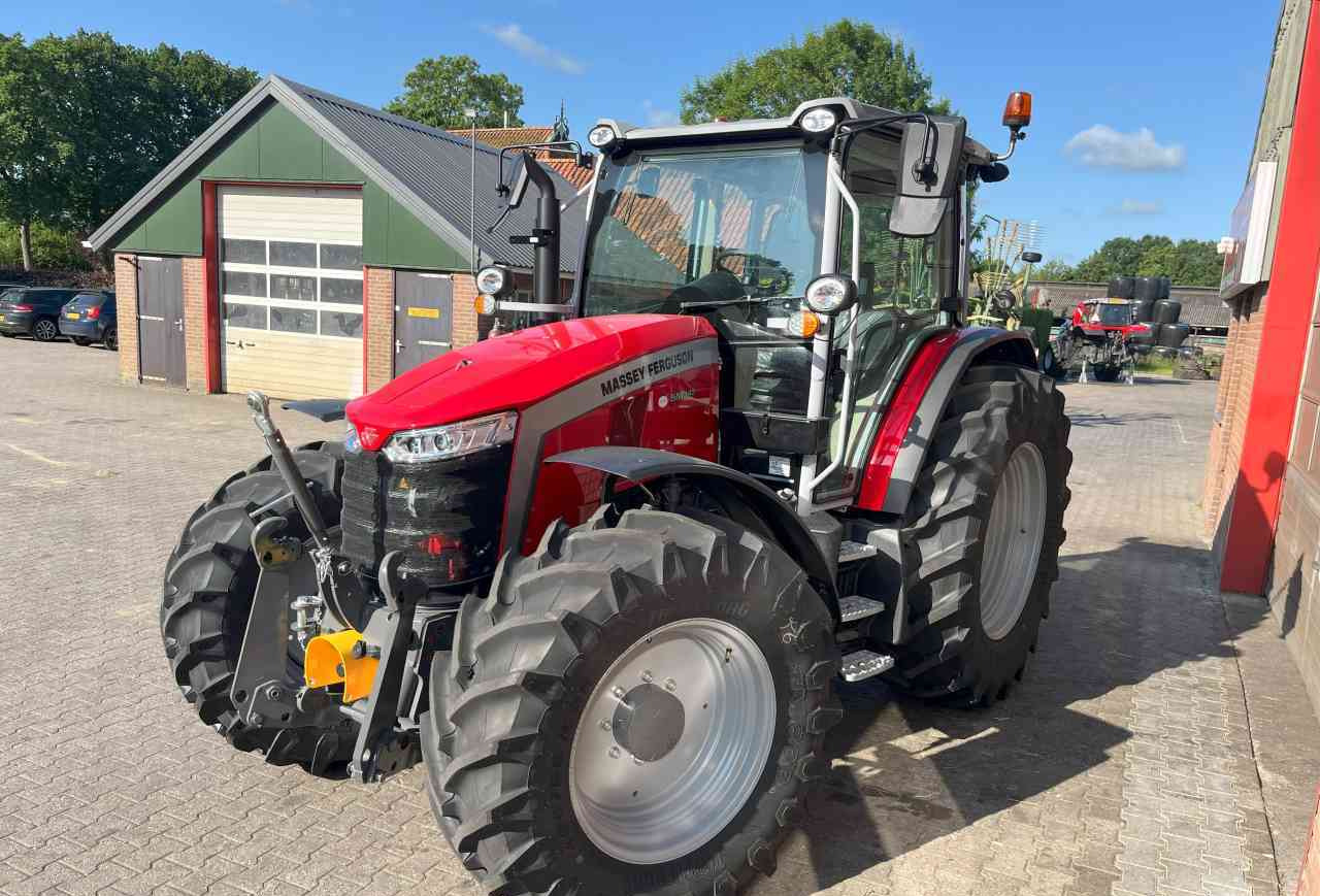 Massey Ferguson 5M.145 Dyna-4 Tractoren - Farm tractor: picture 3 Massey Ferguson 5M.145 Dyna-4 Tractoren - Farm tractor: picture 3