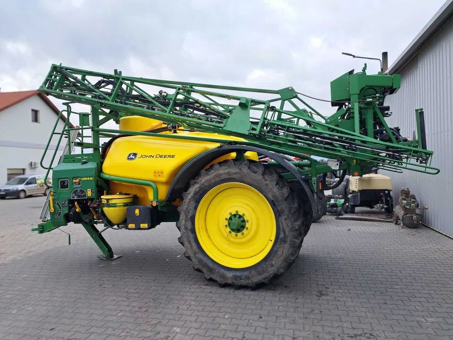 John Deere 944i - Trailed sprayer: picture 2 John Deere 944i - Trailed sprayer: picture 2