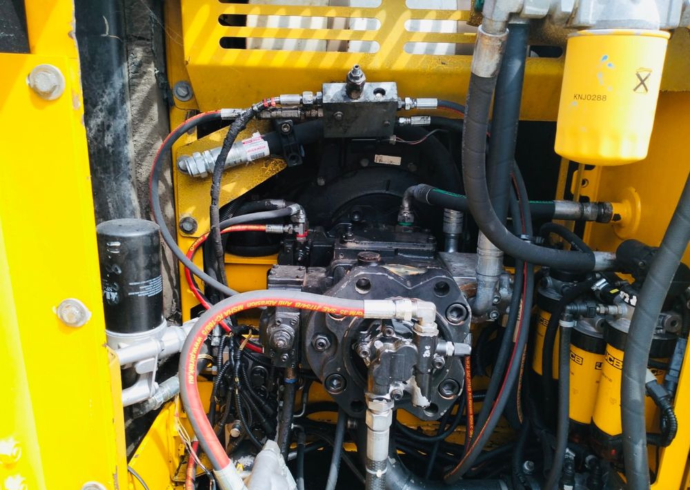 Crawler excavator JCB JS 220 LC+: picture 7