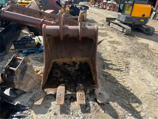 Godet 1M10 - axe 80 mm - Bucket: picture 2 Godet 1M10 - axe 80 mm - Bucket: picture 2