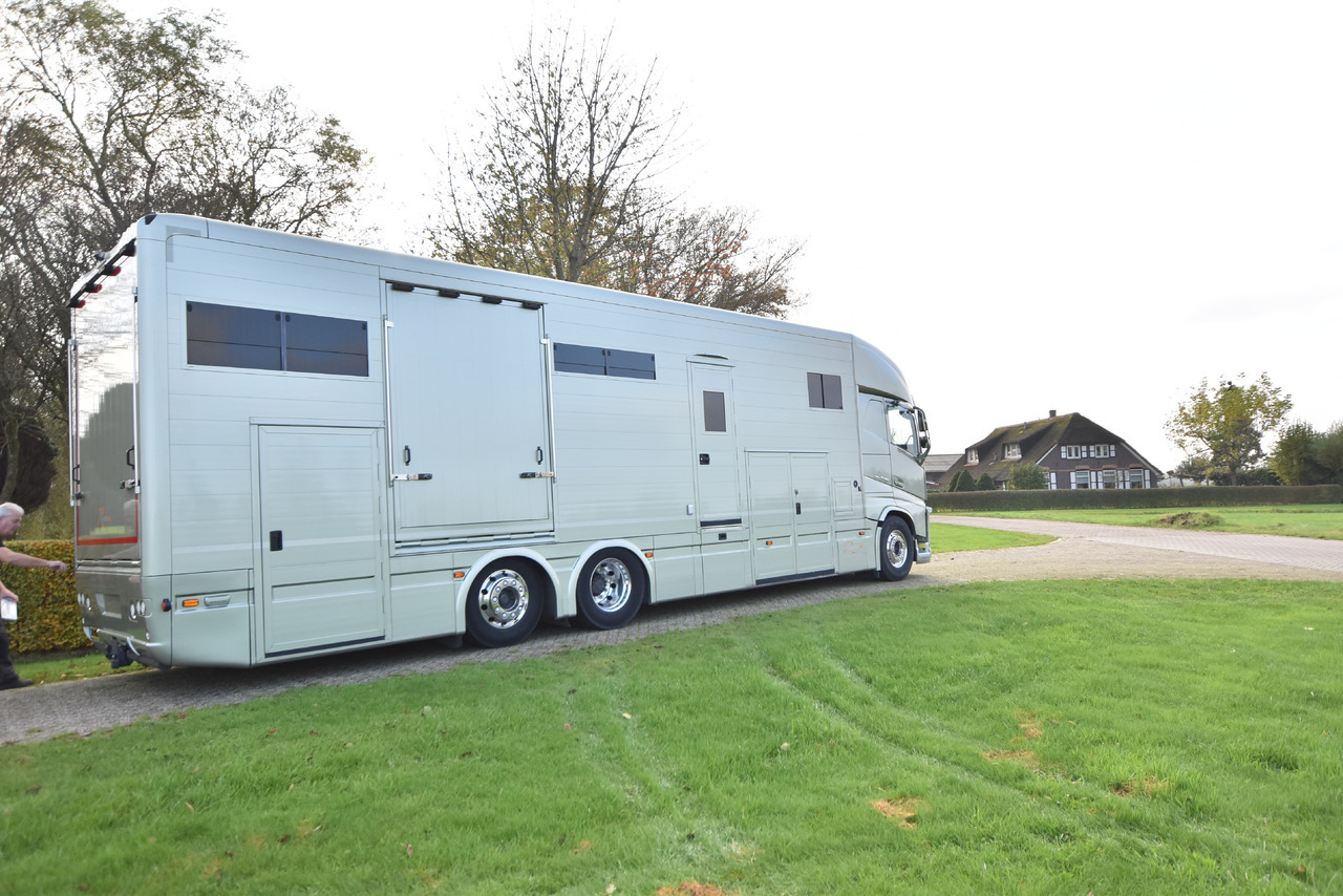 VOLVO FH - Horse truck: picture 2 VOLVO FH - Horse truck: picture 2