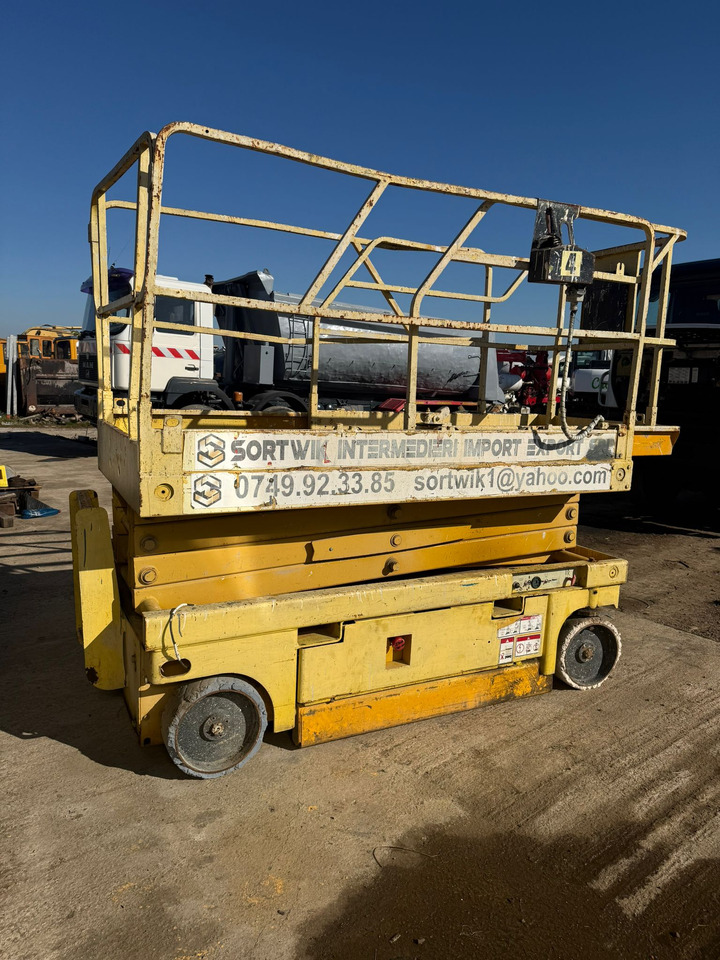 NACELLE - Scissor lift: picture 1 NACELLE - Scissor lift: picture 1