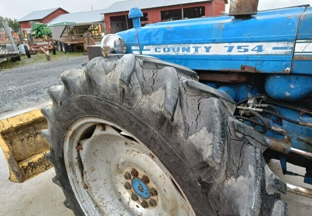Farm tractor Ford County 754 Super 4 - VIDEO: picture 9