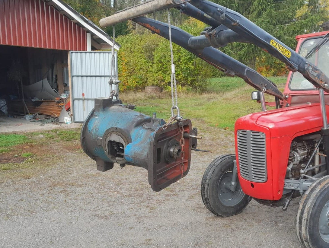 Fordson Super Major perä, vaihdelaatikko ja nostolaitekotelon kansi - Gearbox for Farm tractor: picture 1 Fordson Super Major perä, vaihdelaatikko ja nostolaitekotelon kansi - Gearbox for Farm tractor: picture 1