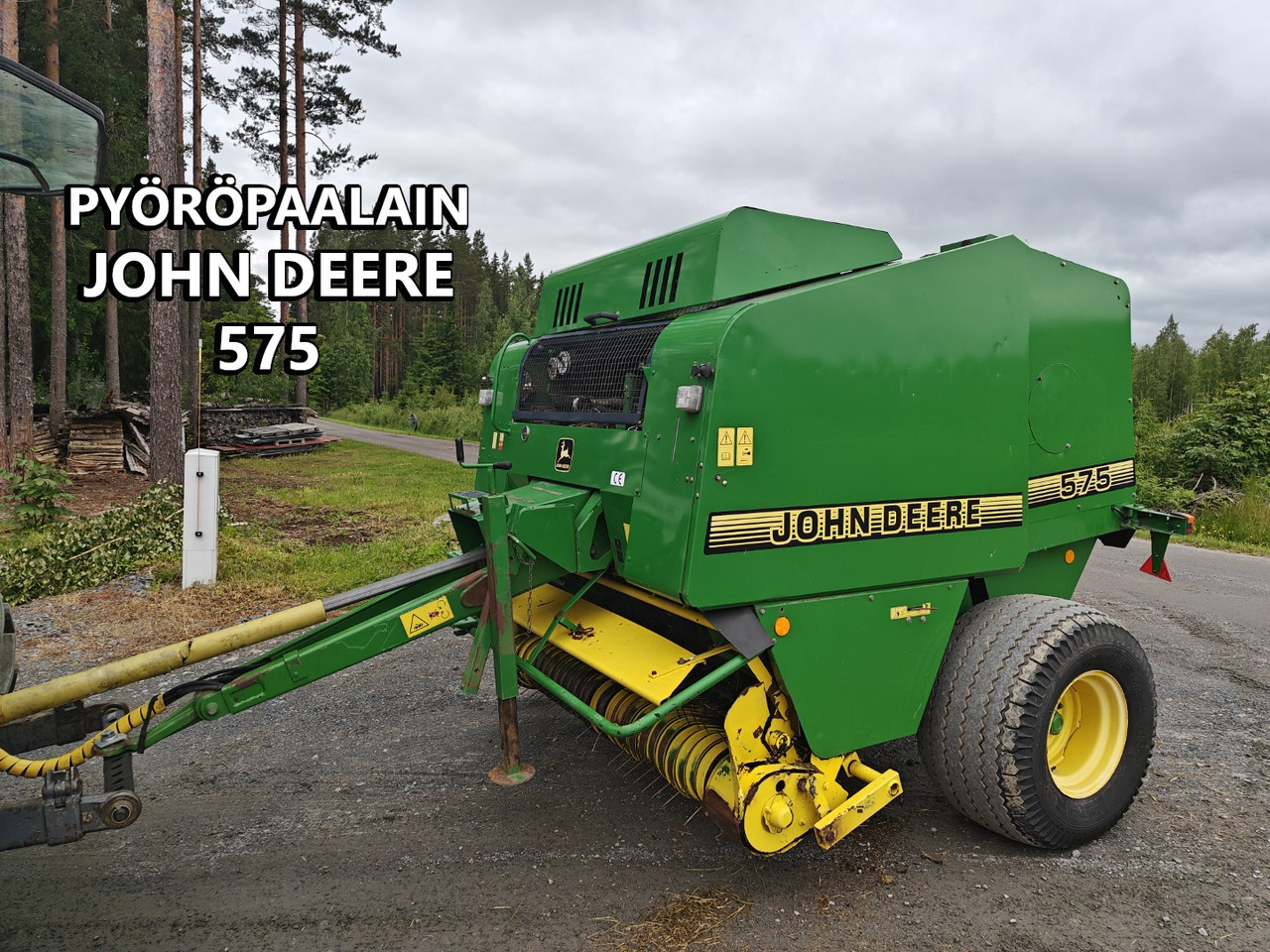 JOHN DEERE Pyöröpaalain 575 - Combine harvester: picture 1 JOHN DEERE Pyöröpaalain 575 - Combine harvester: picture 1