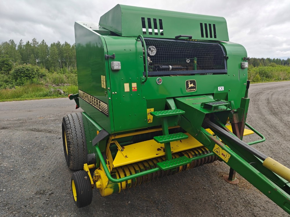 JOHN DEERE Pyöröpaalain 575 - Combine harvester: picture 5 JOHN DEERE Pyöröpaalain 575 - Combine harvester: picture 5