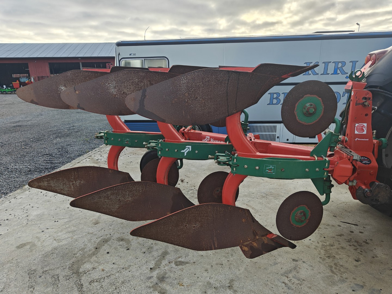 KVERNELAND E 160-8 - 3-siipinen paluuaura - Plow: picture 4 KVERNELAND E 160-8 - 3-siipinen paluuaura - Plow: picture 4