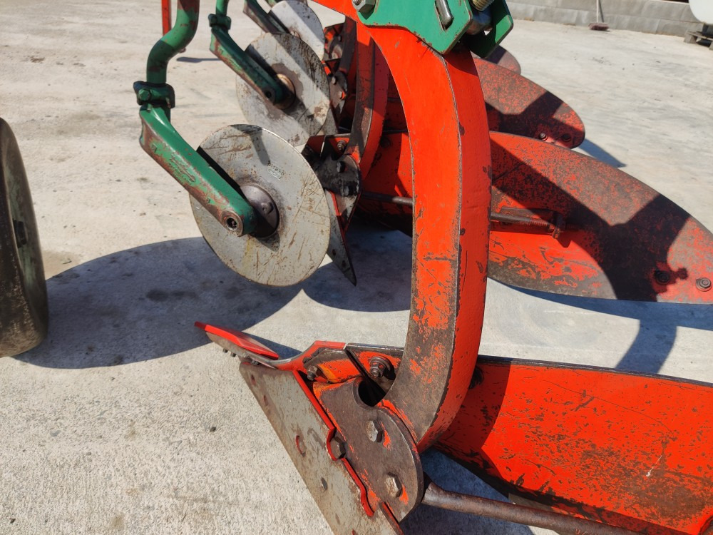 Kverneland AB8 sarka-aura 4-siipinen - Plow: picture 2 Kverneland AB8 sarka-aura 4-siipinen - Plow: picture 2