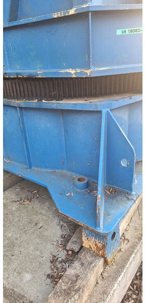 Liebherr 180EC-H 40m jib slewing part / good price - Tower crane: picture 2 Liebherr 180EC-H 40m jib slewing part / good price - Tower crane: picture 2