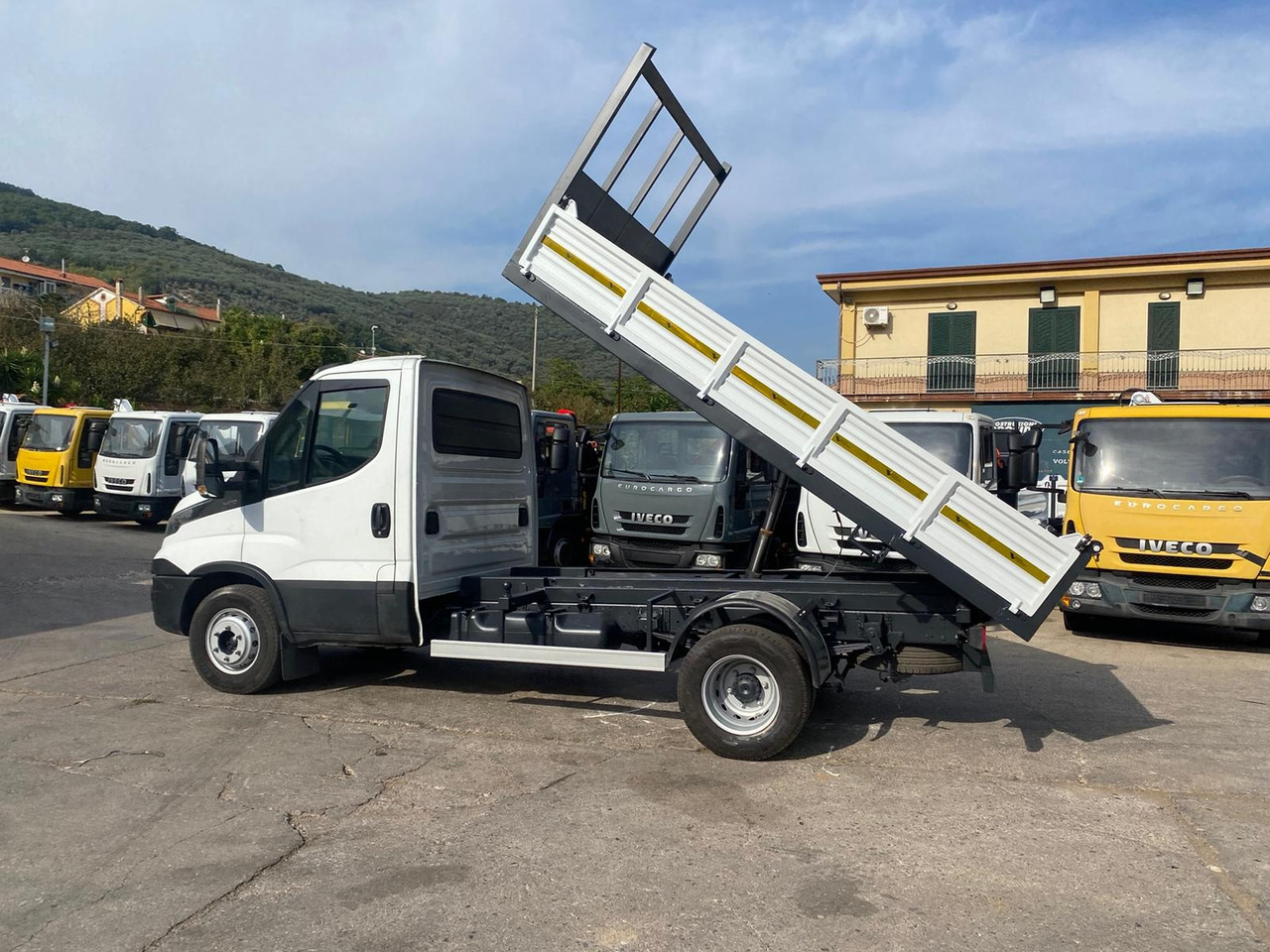 Tipper van IVECO DAILY 35C17: picture 11