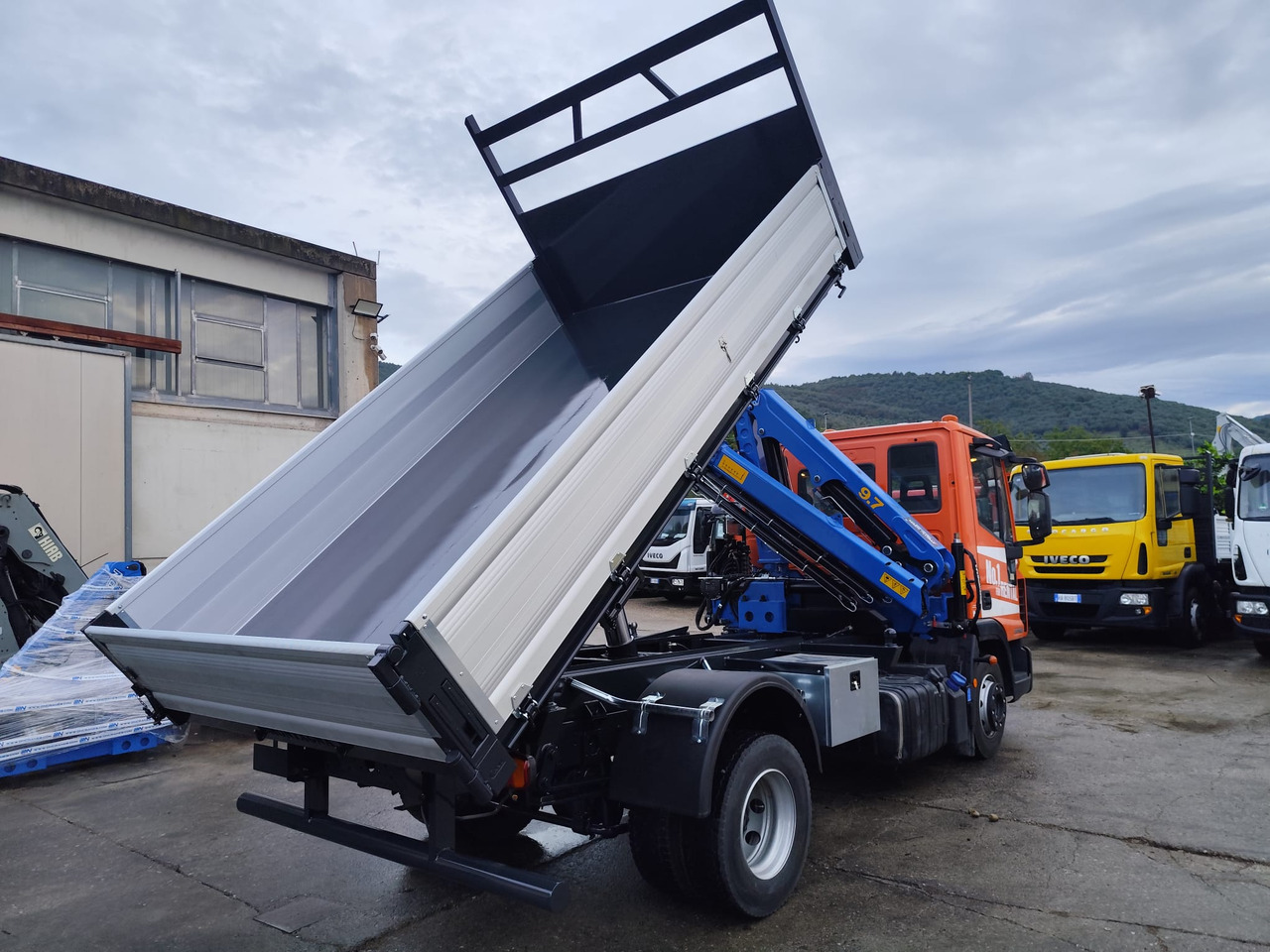 IVECO EUROCARGO 120-90L - Crane truck: picture 4 IVECO EUROCARGO 120-90L - Crane truck: picture 4