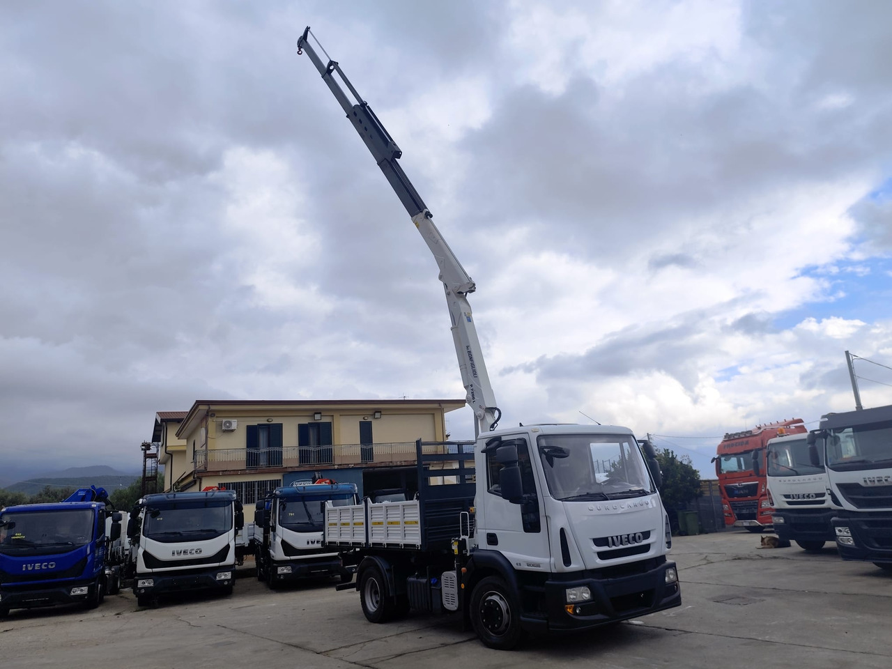 IVECO EUROCARGO 120E28P - Crane truck: picture 5 IVECO EUROCARGO 120E28P - Crane truck: picture 5
