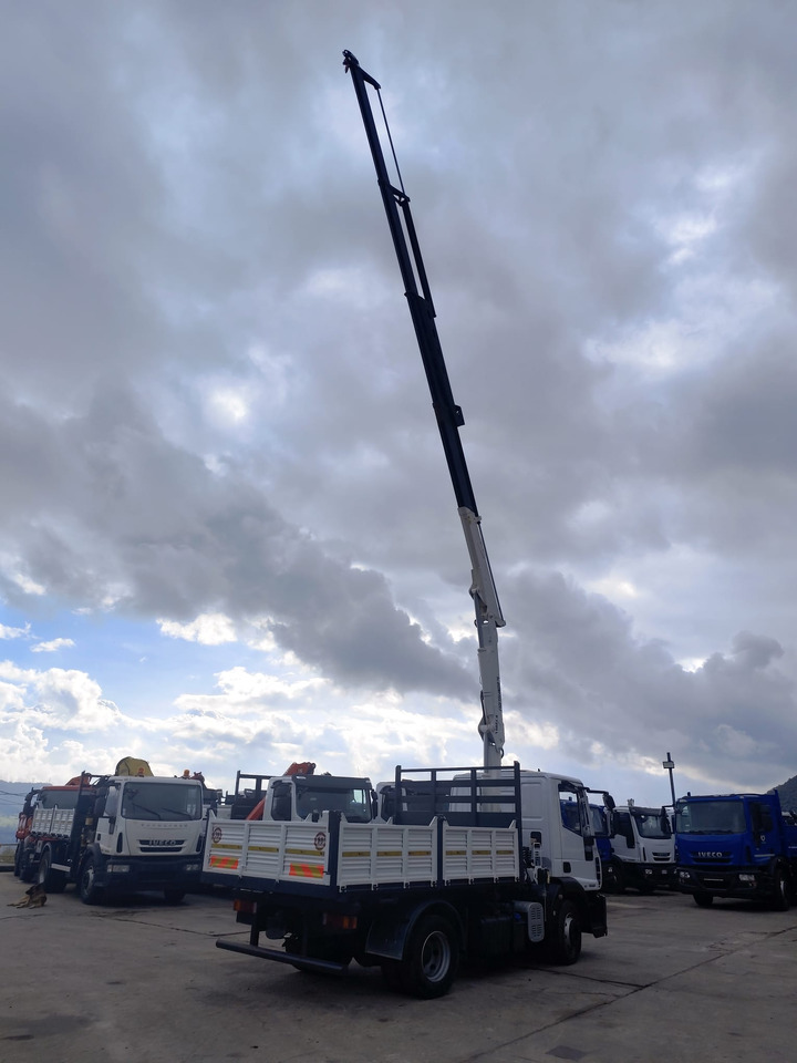 IVECO EUROCARGO 120E28P - Crane truck: picture 4 IVECO EUROCARGO 120E28P - Crane truck: picture 4