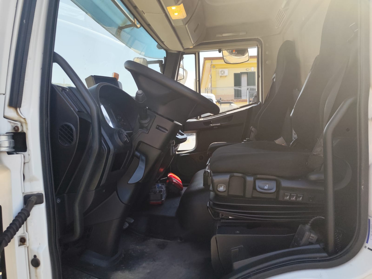 IVECO EUROCARGO 140-250 - Hook lift truck: picture 3 IVECO EUROCARGO 140-250 - Hook lift truck: picture 3