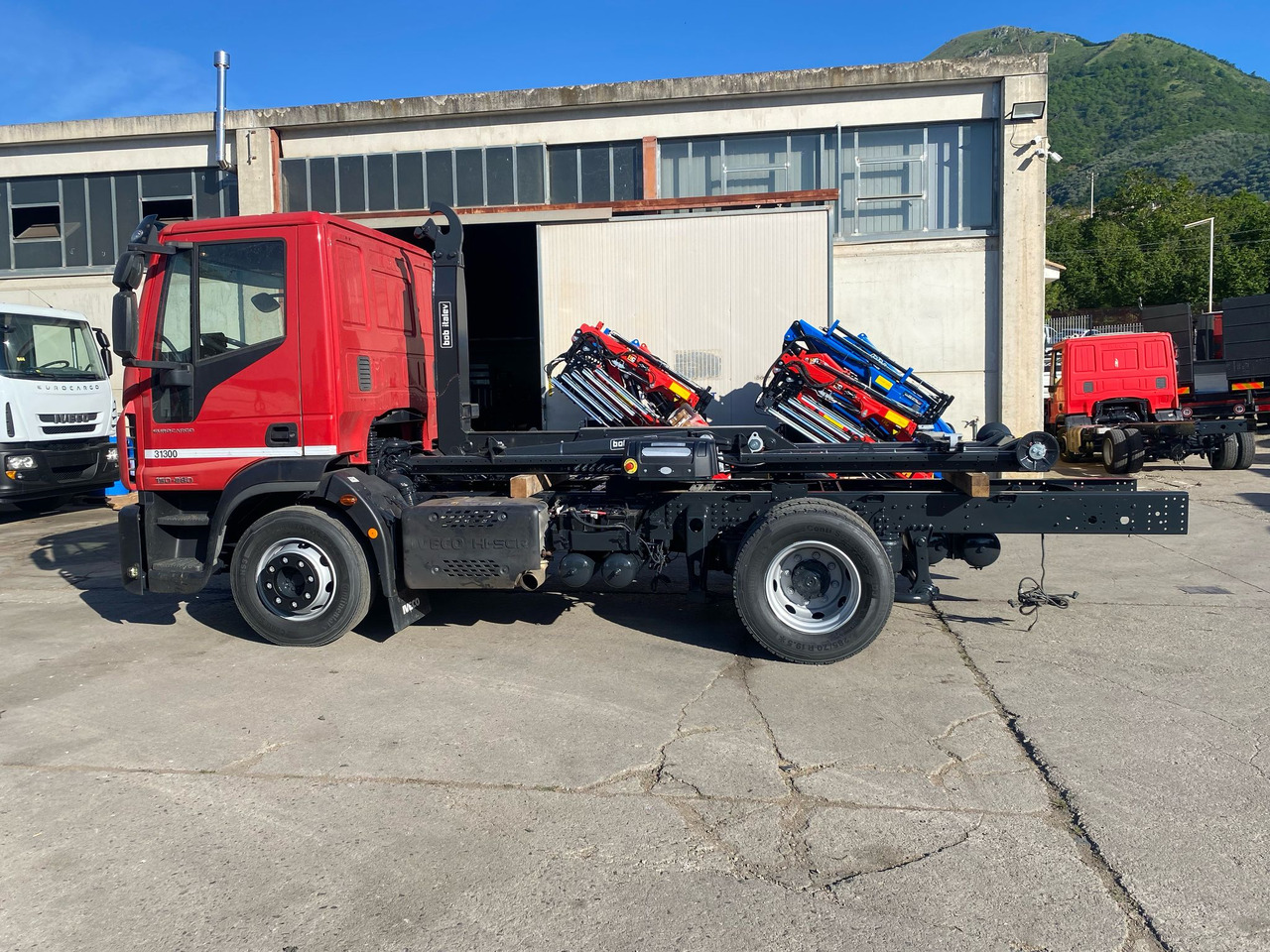 IVECO EUROCARGO 150-280 - Hook lift truck: picture 2 IVECO EUROCARGO 150-280 - Hook lift truck: picture 2