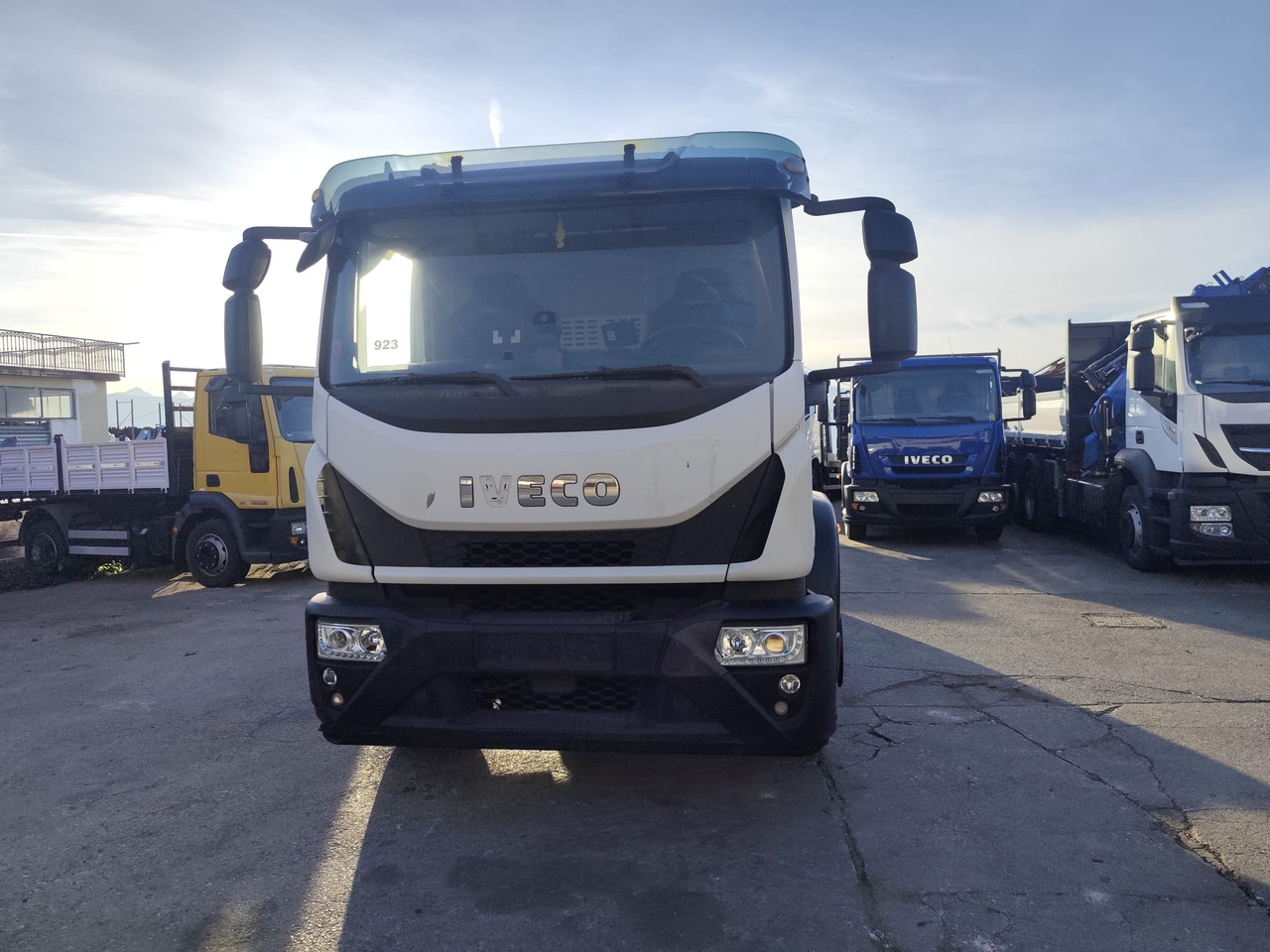 Cab chassis truck IVECO EUROCARGO 180-320: picture 35