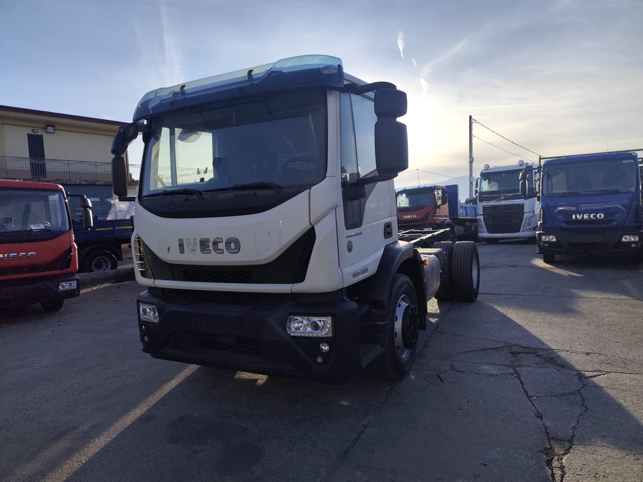 Cab chassis truck IVECO EUROCARGO 180-320: picture 38