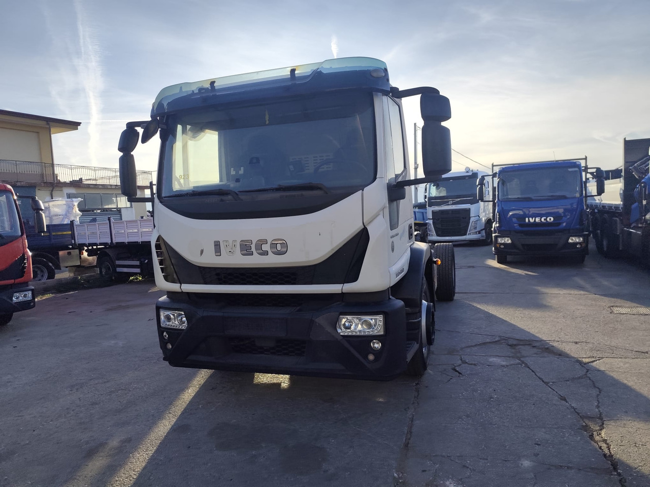 Cab chassis truck IVECO EUROCARGO 180-320: picture 37