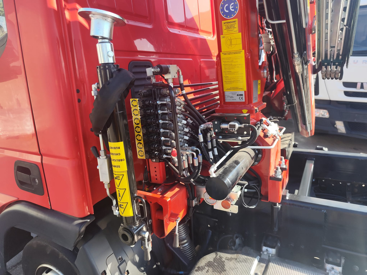 IVECO EUROCARGO 80-190 - Crane truck: picture 4 IVECO EUROCARGO 80-190 - Crane truck: picture 4