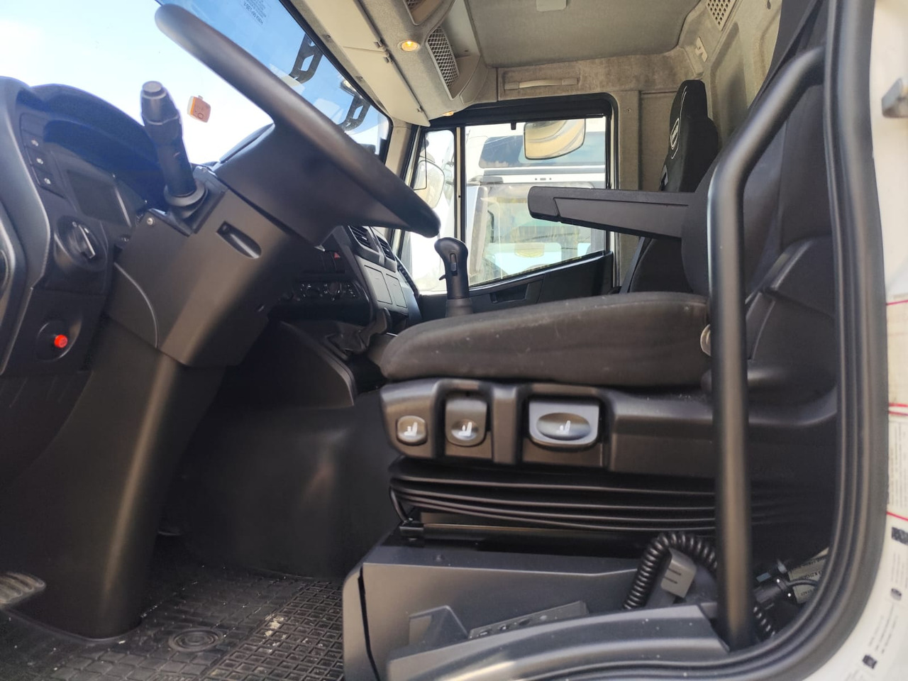 Box truck IVECO STRALIS AD 260S31 XP: picture 18