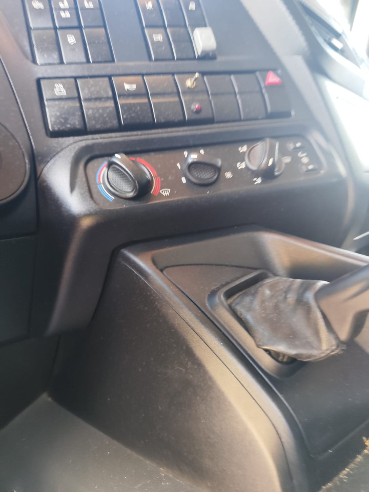 Box truck IVECO STRALIS AD 260S31 XP: picture 9