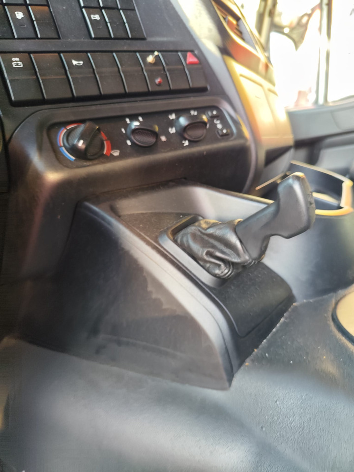 IVECO STRALIS AD 260S31 XP - Box truck: picture 2 IVECO STRALIS AD 260S31 XP - Box truck: picture 2