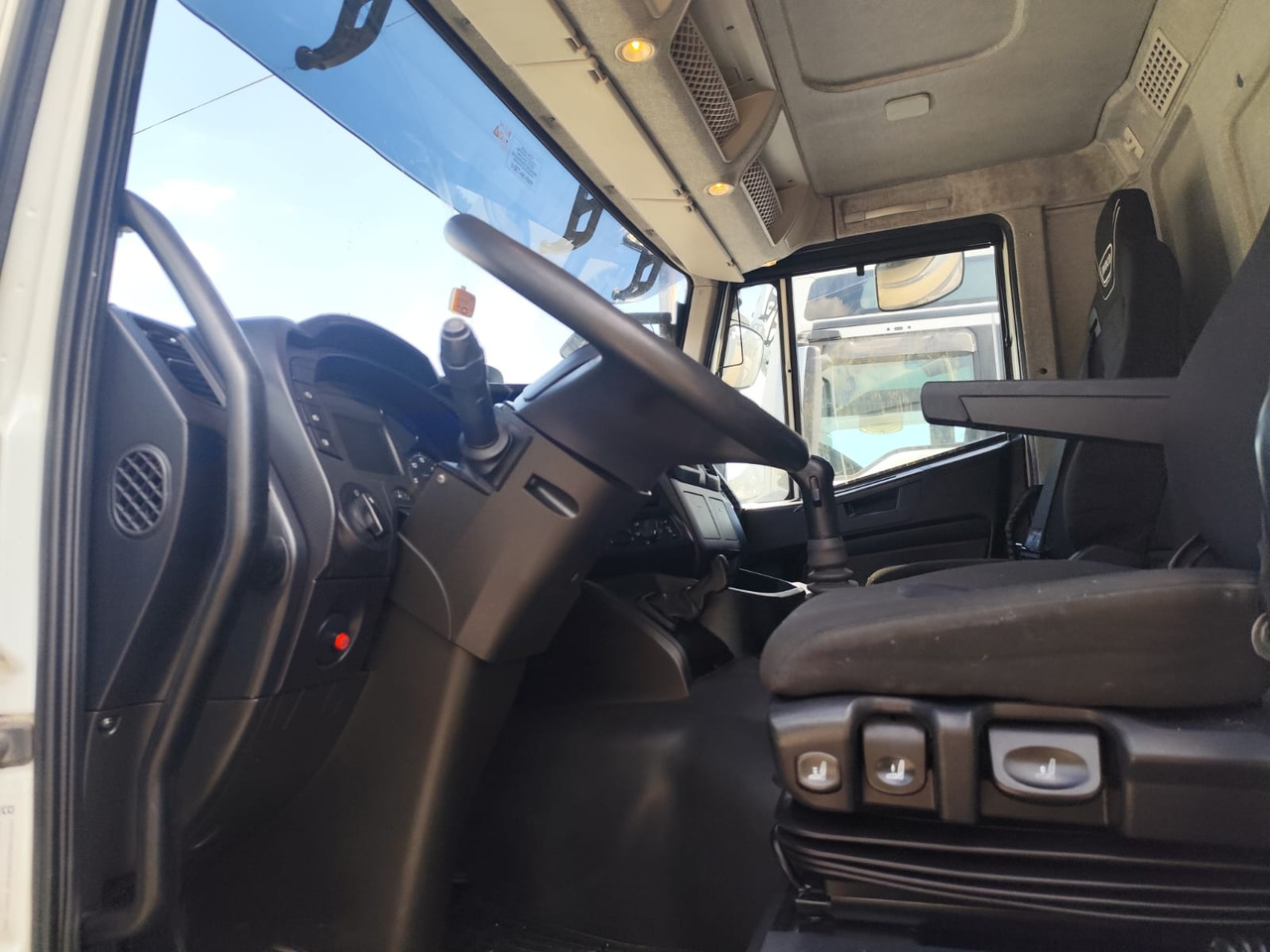 Box truck IVECO STRALIS AD 260S31 XP: picture 17