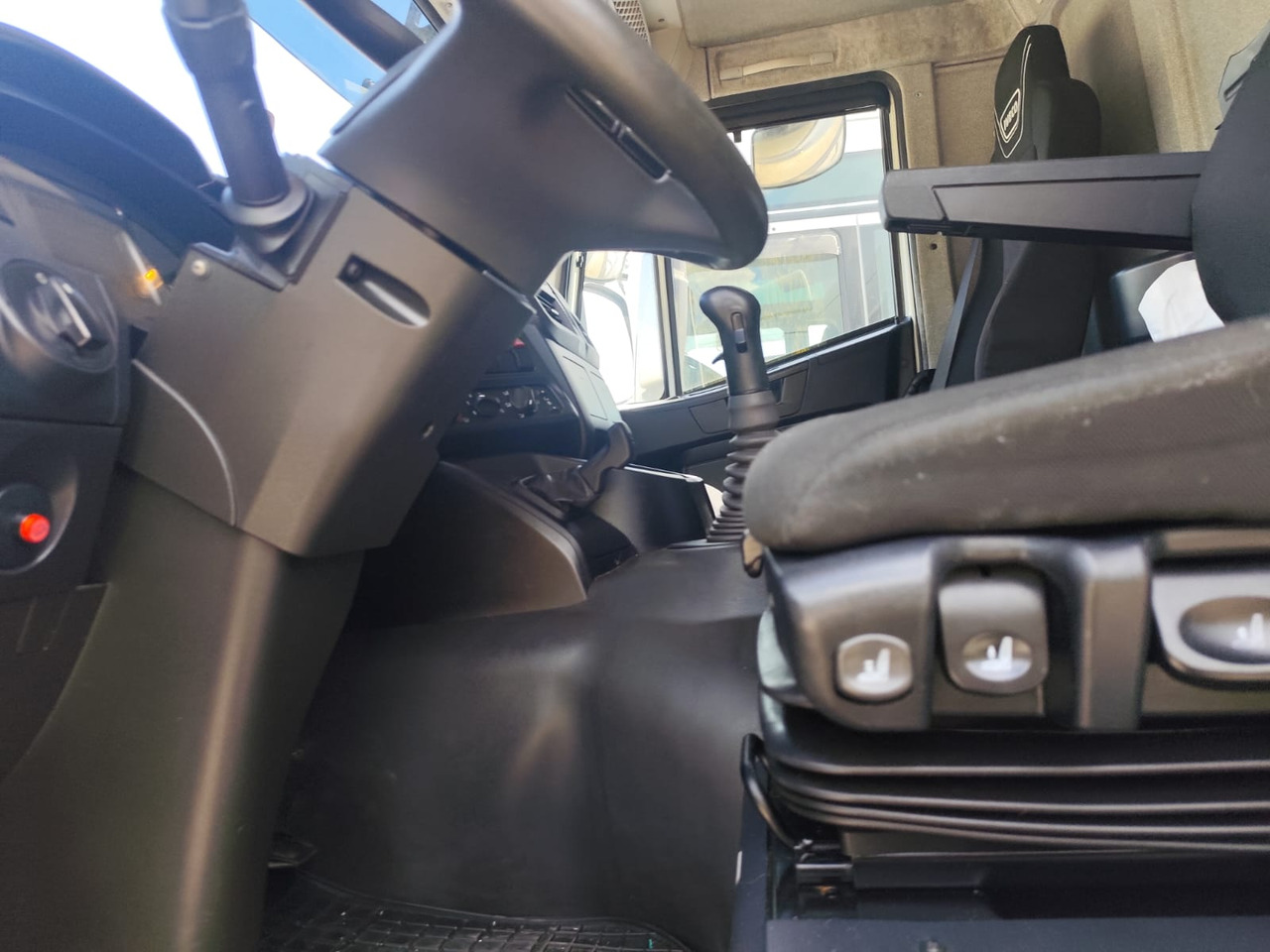 Box truck IVECO STRALIS AD 260S31 XP: picture 10