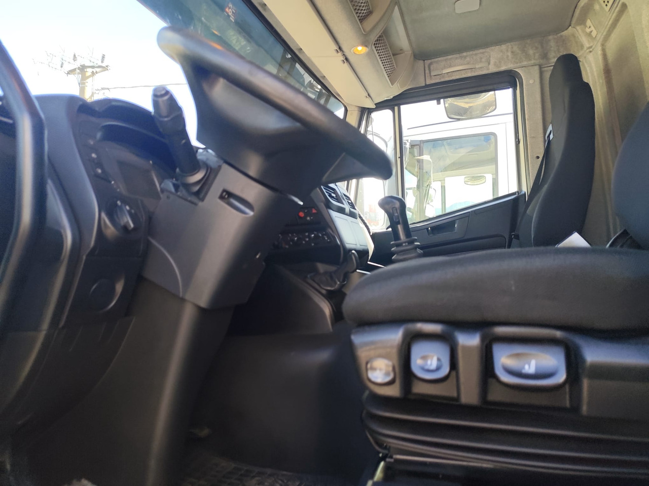 Cab chassis truck IVECO STRALIS AD 260S31 XP: picture 11