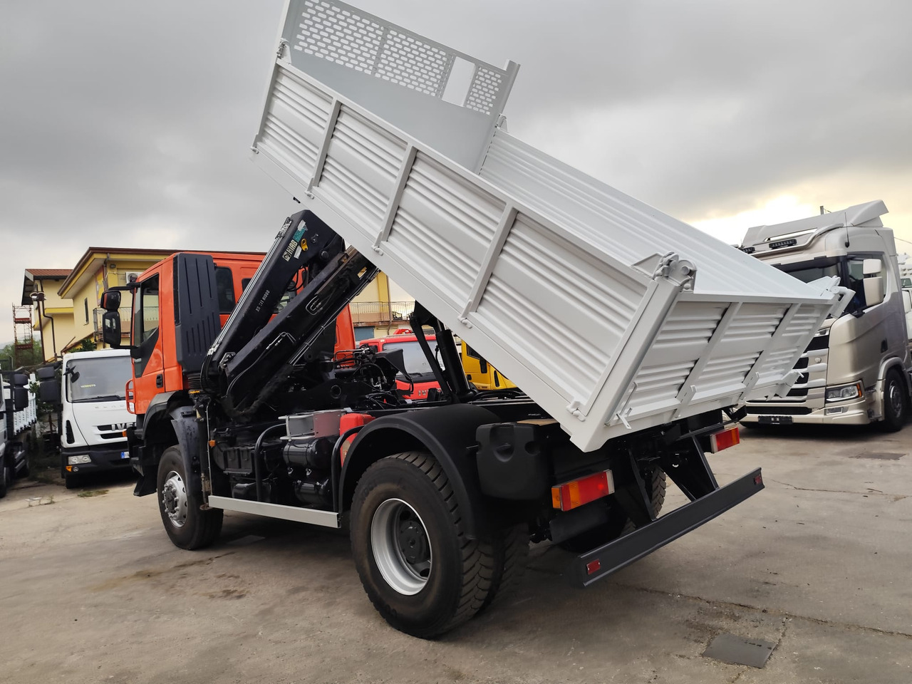 IVECO TRAKKER 190T36 - Crane truck: picture 5 IVECO TRAKKER 190T36 - Crane truck: picture 5