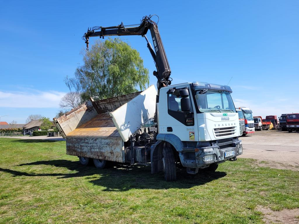 IVECO TRAKKER 260T36 - Crane truck: picture 4 IVECO TRAKKER 260T36 - Crane truck: picture 4