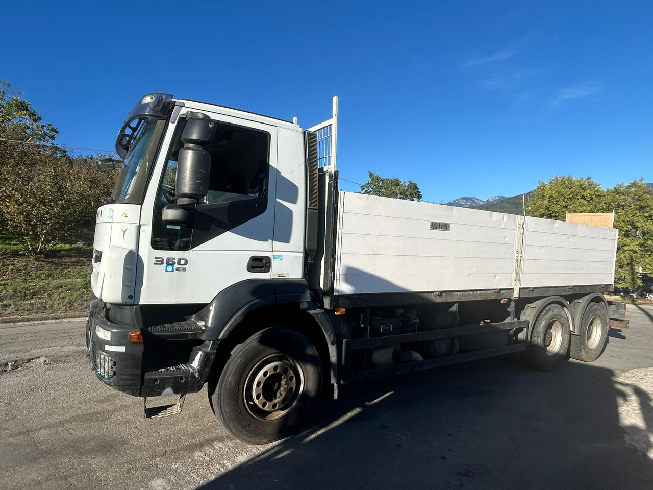 IVECO TRAKKER 260T36 - Dropside/ Flatbed truck: picture 2 IVECO TRAKKER 260T36 - Dropside/ Flatbed truck: picture 2