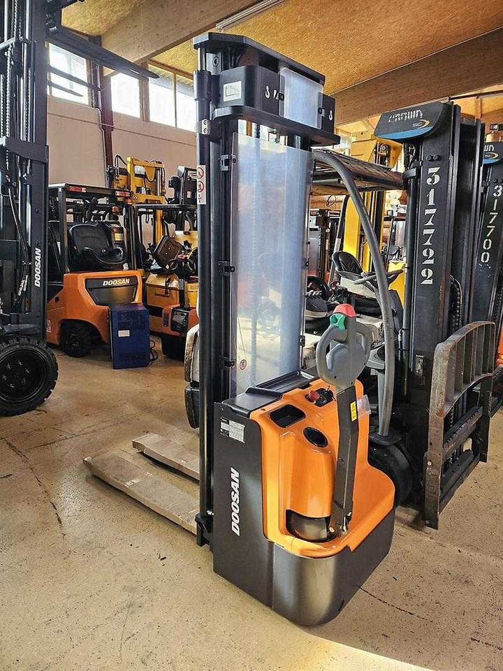 Doosan BSL 12N - Stacker: picture 1 Doosan BSL 12N - Stacker: picture 1