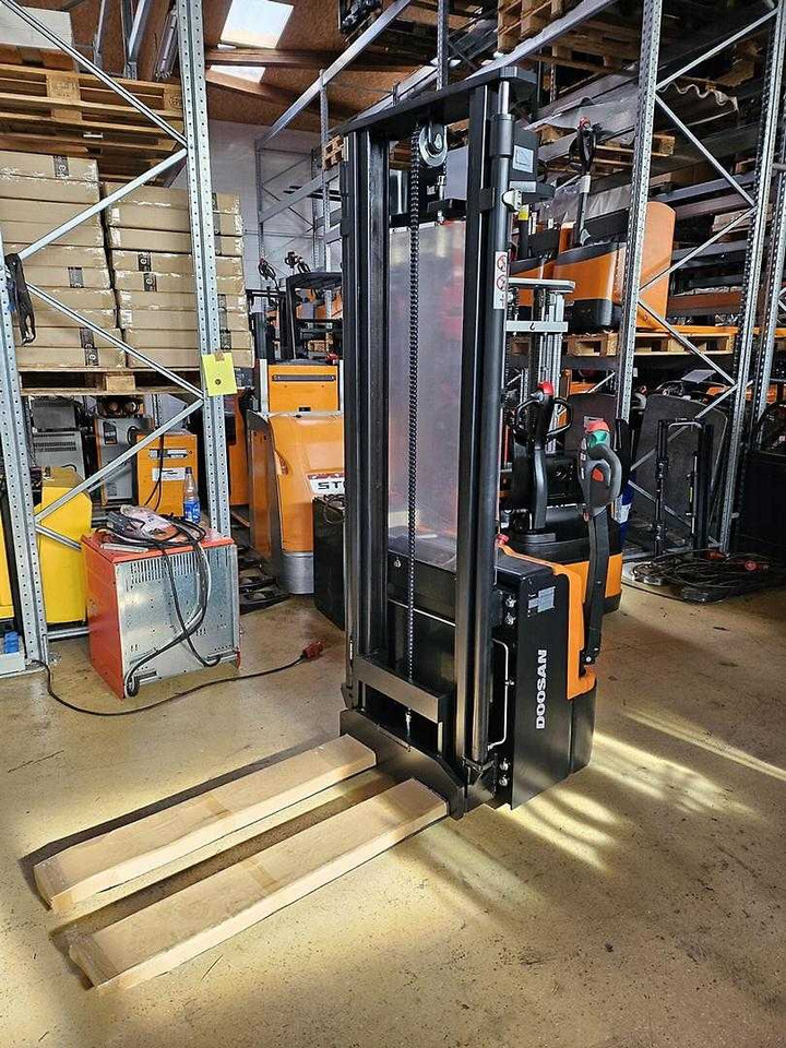 Doosan BSL12N - Stacker: picture 3 Doosan BSL12N - Stacker: picture 3