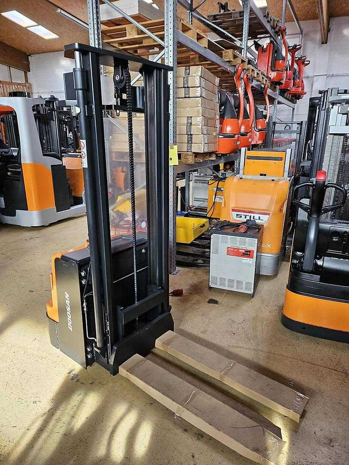Doosan BSL16N - Stacker: picture 2 Doosan BSL16N - Stacker: picture 2