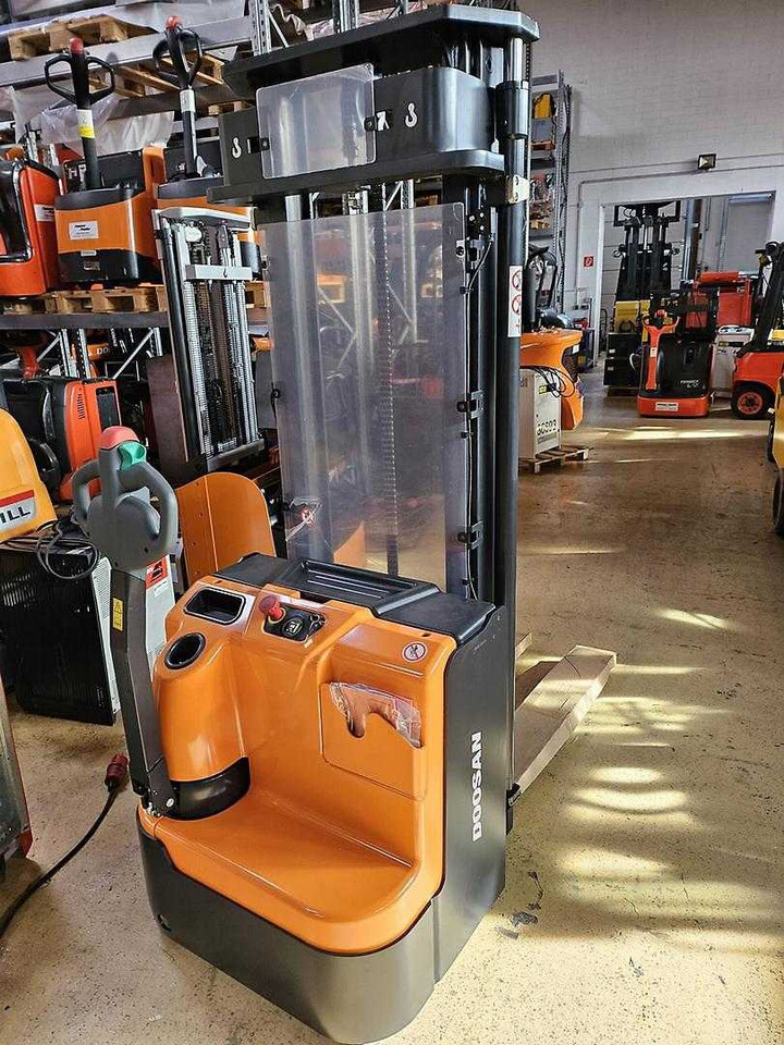 Doosan BSL16N - Stacker: picture 1 Doosan BSL16N - Stacker: picture 1