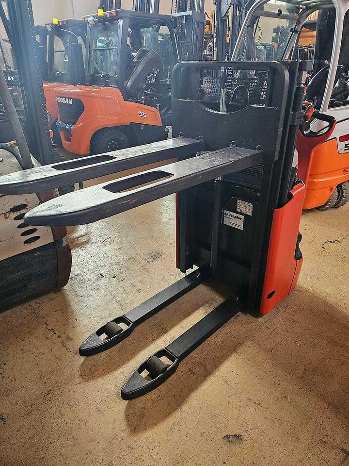 Linde L12 - Stacker: picture 2 Linde L12 - Stacker: picture 2