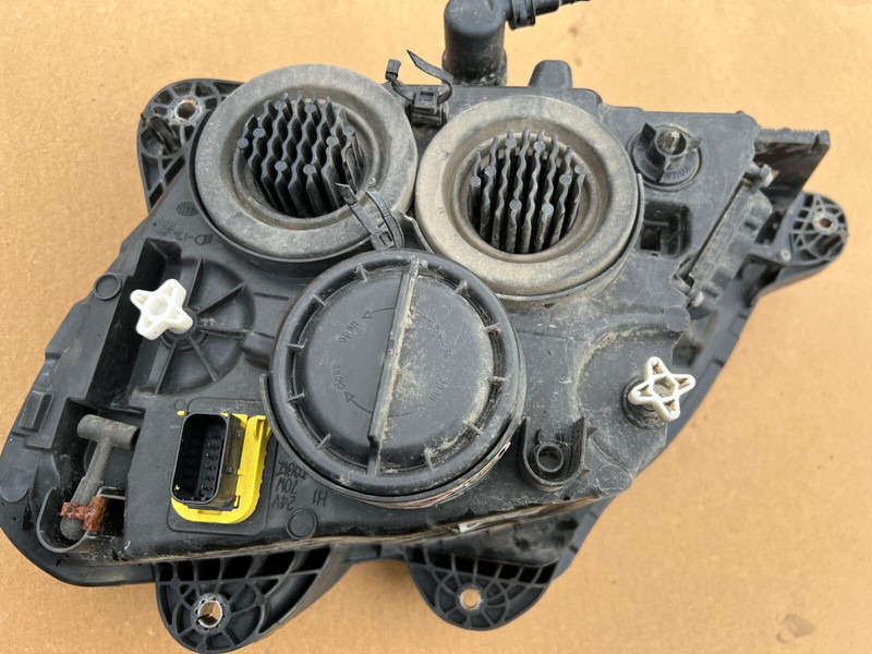 DAF XF106 - Headlight: picture 4 DAF XF106 - Headlight: picture 4