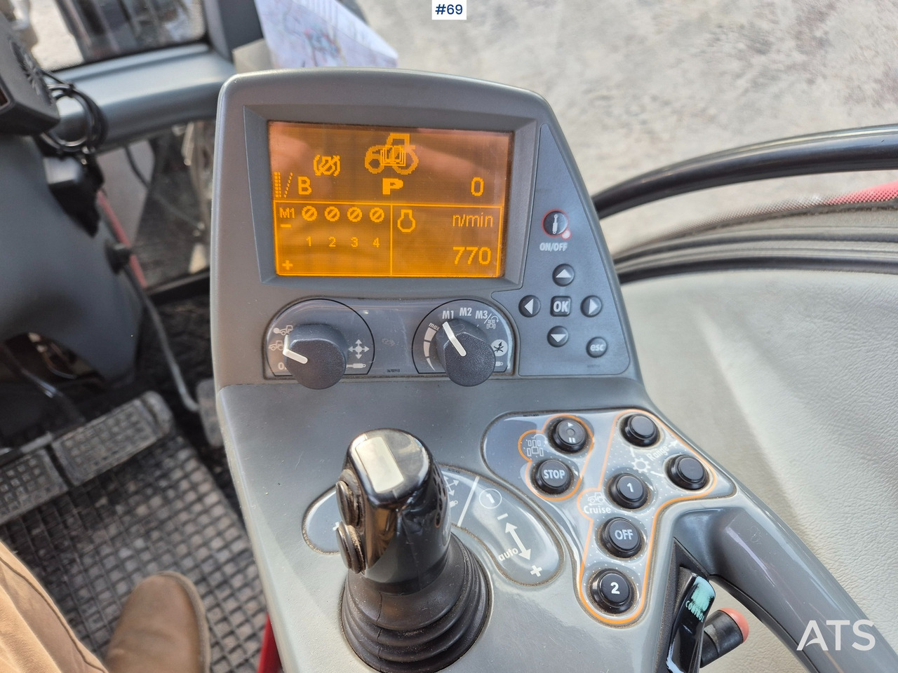 Farm tractor Valtra T182: picture 16