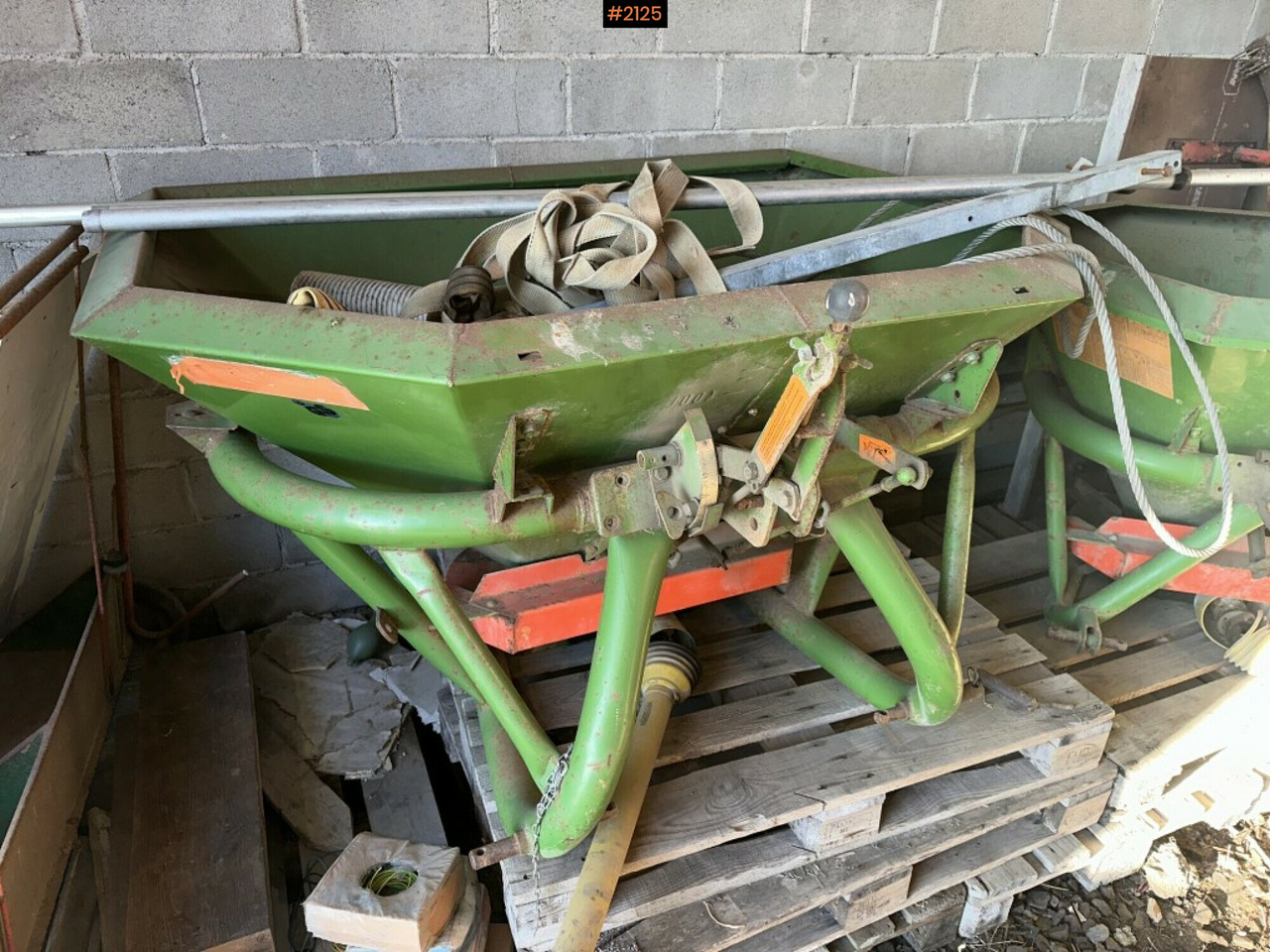 Fertilizer spreader - Fertilizer spreader: picture 1 Fertilizer spreader - Fertilizer spreader: picture 1