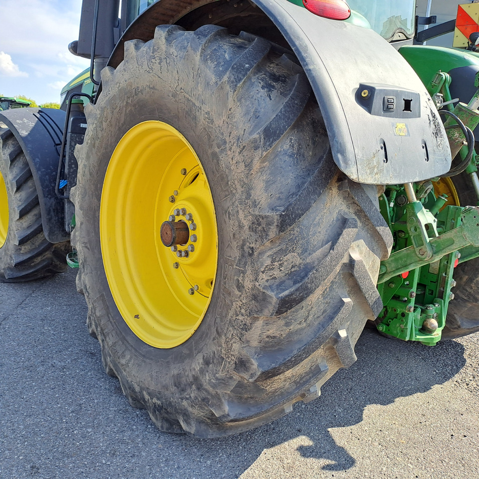 Farm tractor JOHN DEERE 7310R: picture 6